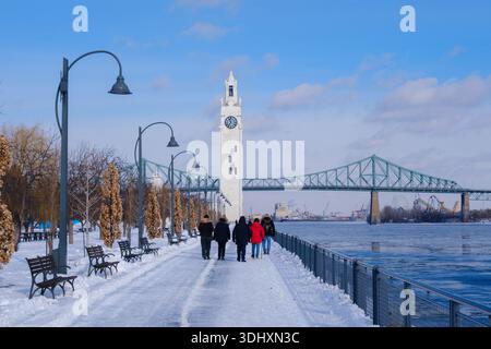Montreal, QC - 22. Januar 2026: Der historische Uhrenturm (Tour de l'Horloge) steht am Rande des Saint Lawrence River im alten Hafen von Montrea Stockfoto