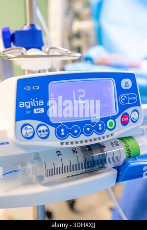 Istanbul, Türkiye, 20. Januar 2026; eine Infusionspumpe ist an einem Tropfgestell befestigt. Eine mit Medikamenten gefüllte Spritze wird in das Infusionsgerät eingesetzt. C Stockfoto