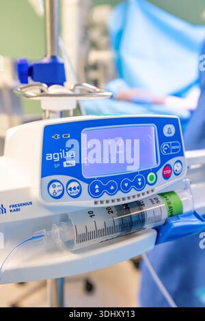 Istanbul, Türkiye, 20. Januar 2026; eine Infusionspumpe ist an einem Tropfgestell befestigt. Eine mit Medikamenten gefüllte Spritze wird in das Infusionsgerät eingesetzt. C Stockfoto