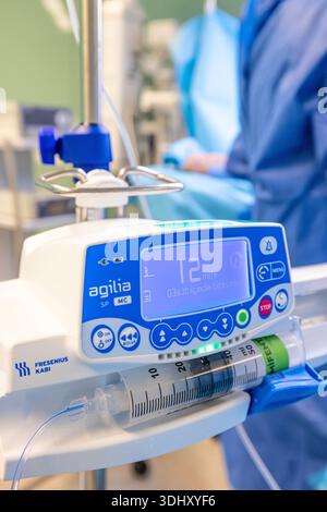 Istanbul, Türkiye, 20. Januar 2026; eine Infusionspumpe ist an einem Tropfgestell befestigt. Eine mit Medikamenten gefüllte Spritze wird in das Infusionsgerät eingesetzt. C Stockfoto