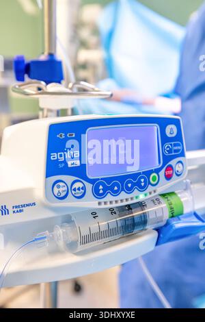 Istanbul, Türkiye, 20. Januar 2026; eine Infusionspumpe ist an einem Tropfgestell befestigt. Eine mit Medikamenten gefüllte Spritze wird in das Infusionsgerät eingesetzt. C Stockfoto