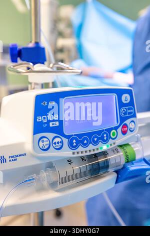 Istanbul, Türkiye, 20. Januar 2026; eine Infusionspumpe ist an einem Tropfgestell befestigt. Eine mit Medikamenten gefüllte Spritze wird in das Infusionsgerät eingesetzt. C Stockfoto