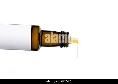 Olivenöl wird durch die Spitze des Flaschenhalses gegossen Stockfoto