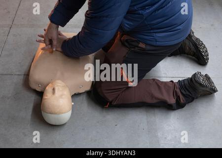 Trainingskurs zur kardiopulmonalen Reanimation (HLW) mit einer Schaufensterpuppe. Notfalltechniken, erste Hilfe Stockfoto