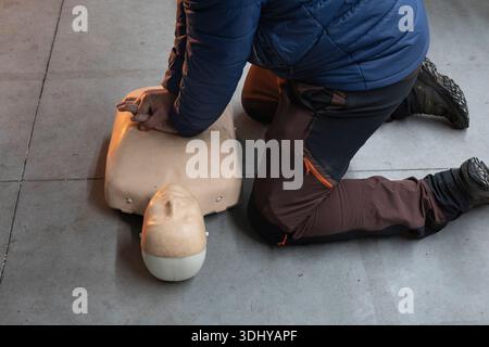 Trainingskurs zur kardiopulmonalen Reanimation (HLW) mit einer Schaufensterpuppe. Notfalltechniken, erste Hilfe Stockfoto