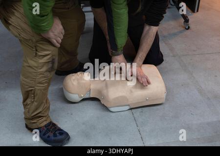 Trainingskurs zur kardiopulmonalen Reanimation (HLW) mit einer Schaufensterpuppe. Notfalltechniken, erste Hilfe Stockfoto