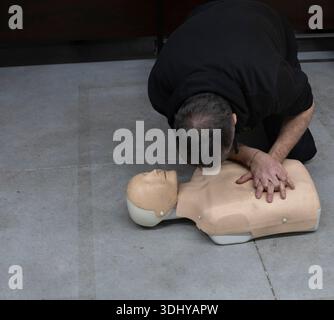 Trainingskurs zur kardiopulmonalen Reanimation (HLW) mit einer Schaufensterpuppe. Notfalltechniken, erste Hilfe Stockfoto
