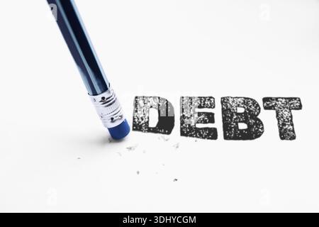 Das Wort Schulden auf weißem Hintergrund löschen, Nahaufnahme Stockfoto