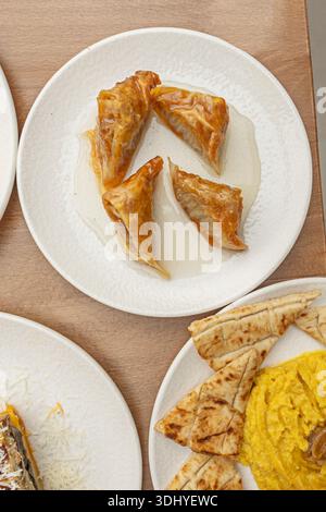 Die süße Geometrie des Mittelmeers: Eine Komposition aus frisch gebackenen Baklava-Stücken, die in Diamanten oder perfekte Quadrate geschnitten sind und deren Vielfaches zeigen Stockfoto