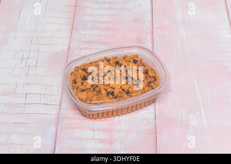 Der Kuchen wurde bereits auf einzelnen Tellern serviert, einige mit einem Löffel schmelzendem Eis und andere mit einem Hauch Karamellsauce. Stockfoto