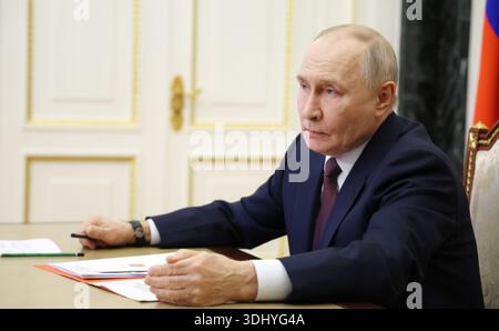 Moskau, Russland. Januar 2026. Der russische Präsident Wladimir Putin leitet am 21. Januar 2026 in Moskau eine Videokonferenz mit den ständigen Mitgliedern des Sicherheitsrats des Kreml. Quelle: Wjatscheslaw Prokofjew/Russische Regierung/Alamy Live News Stockfoto