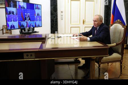 Moskau, Russland. Januar 2026. Der russische Präsident Wladimir Putin leitet am 21. Januar 2026 in Moskau eine Videokonferenz mit den ständigen Mitgliedern des Sicherheitsrats des Kreml. Quelle: Wjatscheslaw Prokofjew/Russische Regierung/Alamy Live News Stockfoto