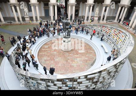 (260124) -- MAILAND, 24. Januar 2026 (Xinhua) -- Besucher besuchen die Ausstellung in der Pinacoteca di Brera während der Milano Design Week 2025 in Mailand, Italien, 13. April 2025. Die Olympischen Winterspiele Mailand-Cortina 2026 finden vom 6. Bis 22. Februar statt. (Xinhua/Li Jing) Stockfoto