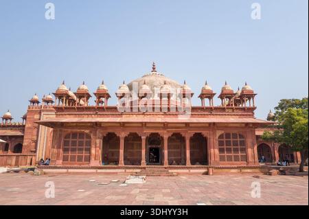 Fatehpur Sikri, Indien - 12. März 2024: Das Bild zeigt das Grab des Islam Khan mit seinem markanten Kuppeldach und Chhatris, das sich im Innenhof der Jama-Masjid-Moschee befindet. Stockfoto