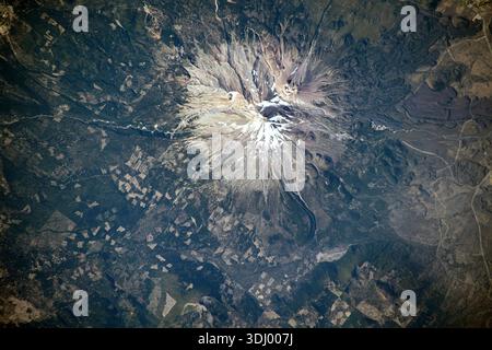 Mount Shasta, ein potenziell aktiver Vulkan, der vom Shasta-Trinity National Forest im Norden Kaliforniens umgeben ist. Fotografiert von der Internationalen Raumstation am 14. August 2020. Eine optimierte Version eines Originalbildes der NASA: Credit: NASA Stockfoto