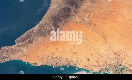 Die Vereinigten Arabischen Emirate – die Wüstenstadt Dubai am Persischen Golf, fotografiert von der Internationalen Raumstation, die am 4. Februar 2021 261 Meilen über der Erde umkreiste. Die charakteristischen Formen der Palm Islands sind an der unteren Küste zu sehen. Eine optimierte Version eines Originalbildes der NASA: Credit: NASA Stockfoto