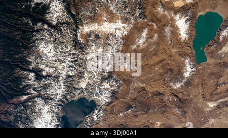 Pyramid Lake (oben rechts) in Nevada, Lake Tahoe (unten links) in Kalifornien und die schneebedeckten Berge der Sierra Nevada als die International Space Station am 23. Dezember 2020 262 Meilen über den Vereinigten Staaten von Amerika umkreist. Eine optimierte Version eines Originalbildes der NASA: Credit: NASA Stockfoto