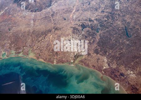 Houston, Texas, Galveston Bay und die Golfküste fotografierten von der Internationalen Raumstation, als sie am 25. Dezember 2020 261 Meilen über der Erde umkreiste. Eine optimierte Version eines Originalbildes der NASA: Credit: NASA Stockfoto