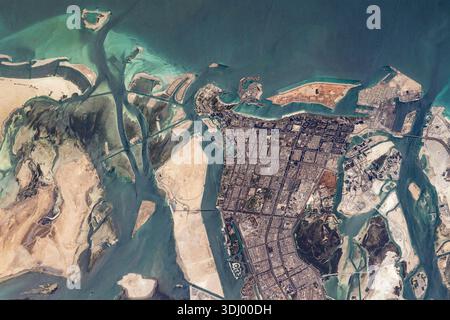 Abu Dhabi, Vereinigte Arabische Emirate, Persischer Golf, fotografiert von der Internationalen Raumstation am 19. April 2021. Eine optimierte Version eines Originalbildes der NASA: Credit: NASA Stockfoto