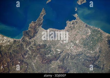 Der Vesuv, Neapel und der Golf von Neapel, fotografiert von der Internationalen Raumstation, die am 12. April 2022 260 Meilen über Italien umkreiste. Eine optimierte Version eines Originalbildes der NASA: Credit: NASA Stockfoto