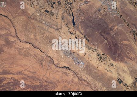 Imam Khomeini International Airport und Shamsabad Industrial City unterhalb, südlich des Kaspischen Meeres, Teheran, Iran. Ein Foto von der Internationalen Raumstation am 4. August 2022. Eine optimierte Version eines Originalbildes der NASA: NASA/SCristoforetti Stockfoto