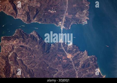 Der nördliche Teil der türkischen Bosporus-Straße, die von der Yavuz-Sultan-Selim-Brücke durchquert wird, führt ins Schwarze Meer in diesem Foto von der Internationalen Raumstation (ISS), Einem Foto, das am 14. Februar 2023 von der Internationalen Raumstation aufgenommen wurde. Eine optimierte Version eines Originalbildes der NASA: NASA/JAXA/KWakata. Nur Redaktionelle Verwendung. Stockfoto