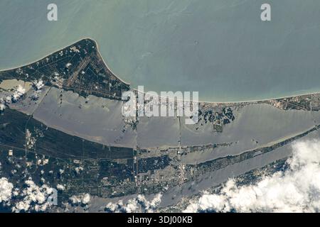 Cape Canaveral, einschließlich Cape Canaveral Space Force Station und Kennedy Space Center, ist von der Internationalen Raumstation aus gesehen, die 260 Meilen über Florida in den Vereinigten Staaten von Amerika umkreist hat. Ein Foto von der Internationalen Raumstation am 4. August 2023. Eine optimierte Version eines Originalbildes der NASA: Credit: NASA Stockfoto