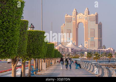 Das Rixos Marina Abu Dhabi Hotel ist der ikonische Bogen von der Promenade Corniche in der Hauptstadt der Vereinigten Arabischen Emirate. Stockfoto