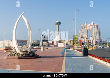 Das Rixos Marina Abu Dhabi Hotel ist der ikonische Bogen von der Promenade Corniche in der Hauptstadt der Vereinigten Arabischen Emirate. Stockfoto