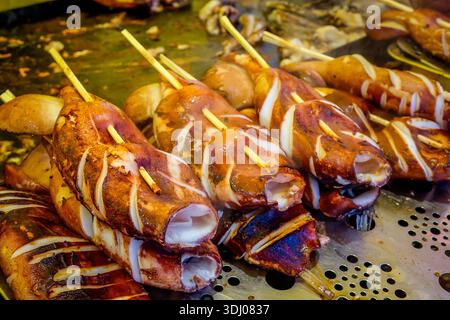 Frisch gegrillter Tintenfisch-Straßenverkäufer-Spezialität, Soja-glasiert und leicht rauchig in Nikko, Japan. Stockfoto