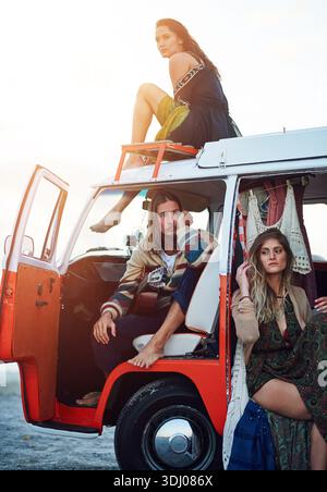 Leute, Freunde und brechen mit Caravan am Strand für Roadtrip Abenteuer oder Outdoor-Reise zusammen. Hipster, Gruppe oder Reisende mit Fahrzeug für Stockfoto