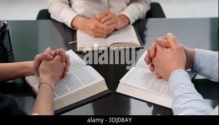 Pastor predigt vor Einer vielfältigen Kongregation über christliche Werte. Stockfoto