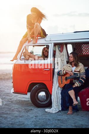 Sonnenuntergang, Gitarre und Freunde mit Caravan am Strand für Urlaub, Reise oder Wochenendausflug zusammen mit Musik. Outdoor, Sommer und Menschen mit Schnur Stockfoto
