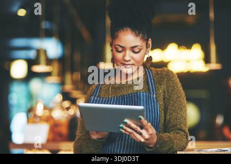 Tablet, Gastfreundschaft und Frau im Restaurant, Tippen und digitale App für Menüoptionen. Unternehmer, Geschäftsinhaber oder Person in Café, Technik oder Inventar Stockfoto
