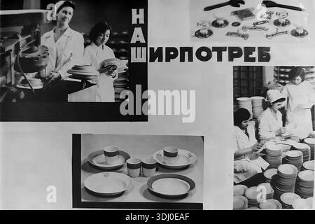Archivfoto einer visuellen Rührtafel im Armature-Isolator Plant (AIZ) in Sloviansk, Ukraine, 1970-1975. Die Collage „unsere Konsumgüter“ beleuchtet die Produktion von Haushaltsartikeln. Schwarzweißbilder zeigen Arbeiterinnen, die große Stapel von Keramikplatten herstellen und sortieren. Das Layout zeigt eine Reihe von Fertiggeschirr, darunter Becher und Schüsseln, sowie Metallprodukte wie Türgriffe und Verriegelungen. Dieses Gremium dokumentiert die Diversifizierung der Industrie und die Versorgung der Bevölkerung mit Gütern im friedlichen Donbass. Stockfoto