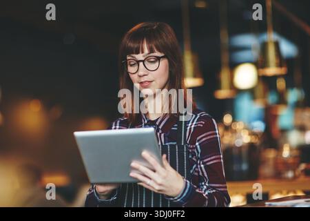 Tablet, Gastfreundschaft und Frau im Café, Internet und digitale App für Menüoptionen. Unternehmer, Geschäftsinhaber und Person im Restaurant, im technischen Bereich oder Stockfoto