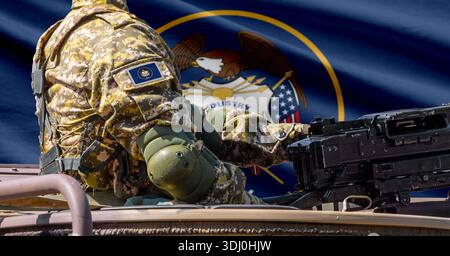 US-Staatsflagge Utahs mit Soldaten am Maschinengewehr davor. Stockfoto