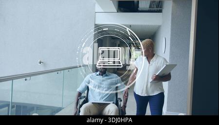 Das Personal in Arbeitskleidung den Flur hinunter laufen, Rollstuhlfahrer auf Laptop, Frau in der Hand eines Tablets, Overlay Stockfoto