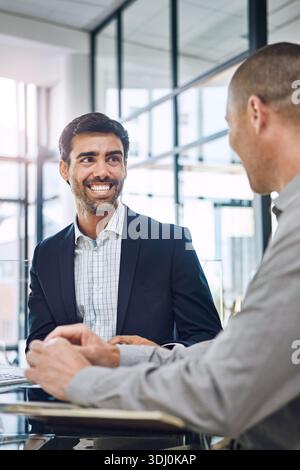 Geschäftsleute, Lächeln und Diskussionen im Büro mit Meeting, guter Auditprüfung und Zusammenarbeit. Glücklich, Männer und Gespräch am Arbeitsplatz mit Stockfoto