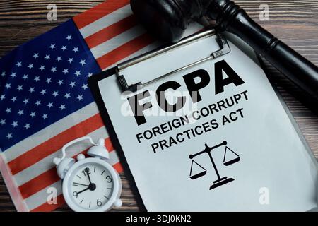 Konzept des FCPA - Foreign Corrupt Practices Act Schreiben Sie auf die Zwischenablage isoliert auf Holztisch. Für Unternehmensethik, Kontrollen zur Bekämpfung von Bestechung und interne Stockfoto