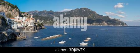 Atrani - Amalfiküste - das Stadtpanorama mit der Küste Stockfoto