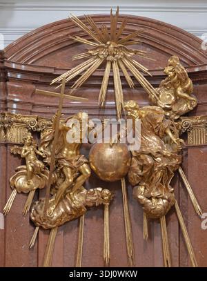 SALZBURG, AUSTIRA - 7. SEPTEMBER 2025: Die geschnitzte polychrome skulpurale Gruppe der Heiligen Dreifaltigkeitskirche Stockfoto