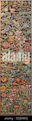 BAD REICHENHALL, DEUTSCHLAND - 8. SEPTEMBER 2025: Die geschnitzten Blumenscheiben als Symbol des Paradieses als Teil der Madonnenmalerei Stockfoto
