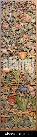 BAD REICHENHALL, DEUTSCHLAND - 8. SEPTEMBER 2025: Die geschnitzten Blumenscheiben als Symbol des Paradieses als Teil der Madonnenmalerei Stockfoto
