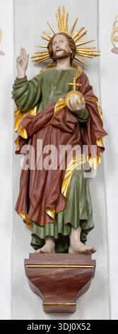 BAD REICHENHALL, DEUTSCHLAND - 8. SEPTEMBER 2025: Die geschnitzte polychrome Statue Jesu des Pantokrators in der Kirche St. Johannes Spitalkirche Stockfoto