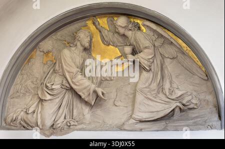 BAD REICHENHALL, DEUTSCHLAND - 8. SEPTEMBER 2025: Das Relief Jesu im Gethsemanesegarten St. Ägidien Kirche von Carl Fischer vom 19. SEPTEMBER. Cent. Stockfoto