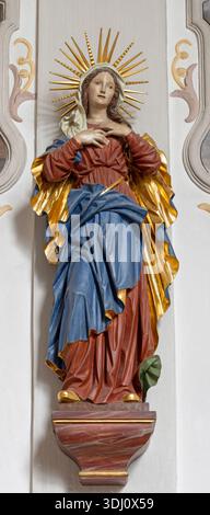BAD REICHENHALL, DEUTSCHLAND - 8. SEPTEMBER 2025: Die geschnitzte polychrome Marienstatue in der Kirche St. Johannes Spitalkirche von Anton Stöckl Stockfoto