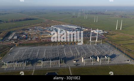 Rechenzentrumsinfrastruktur von Eemshaven mit Fundamenten für Windkraftanlagen Stockfoto