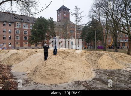 Potsdam, Deutschland. Januar 2026. Besucher besichtigen den Standort am Potsdamer Brauhausberg und sind auf einen der Sandhaufen gestiegen, um einen besseren Fotomotiv zu erhalten. Das Gebiet soll in einen Universitätscampus umgewandelt werden. Quelle: Soerren Stache/dpa/Alamy Live News Stockfoto