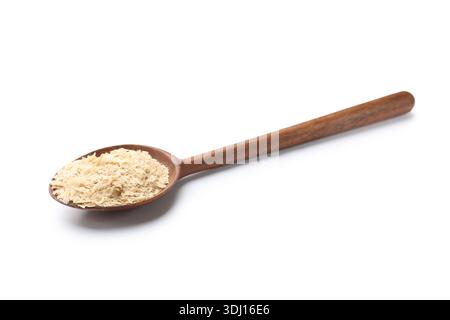 Trockene Hefeflocken im Löffel auf weißem Hintergrund Stockfoto